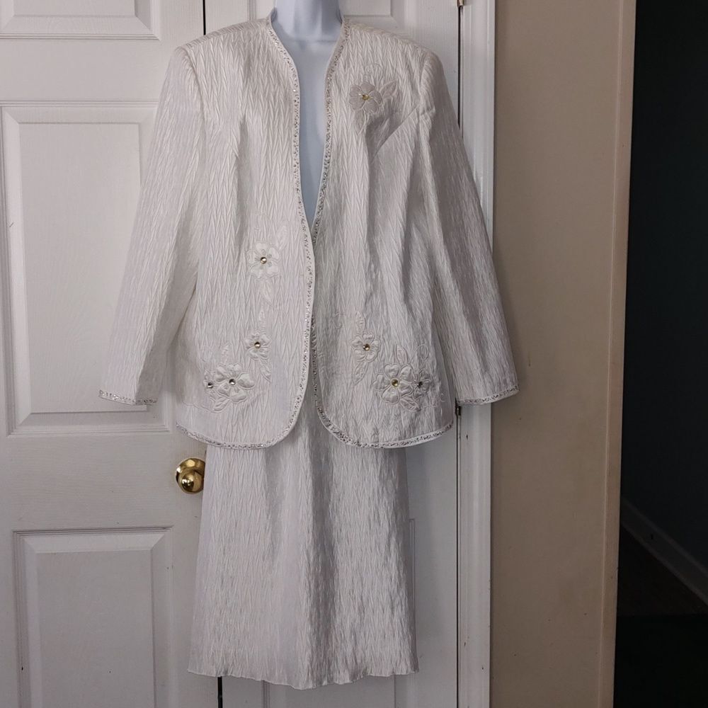 Giovanna  Signature white embellished 2 pc skirt suit  Sz 20 W
